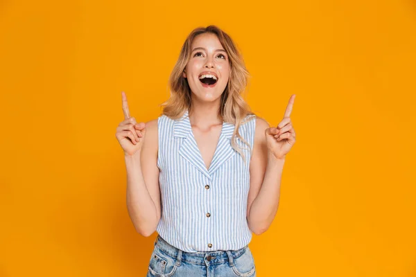 Menina alegre feliz vestindo roupa de verão — Fotografia de Stock