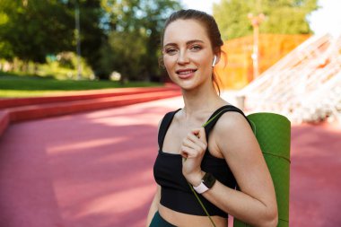 Fitness taşıyan kulaklık giyen genç sporcu 20s fotoğrafı 