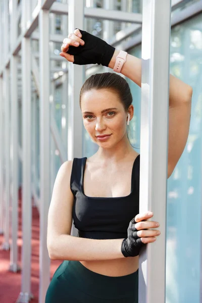 Foto de mujer joven atlética haciendo ejercicio con meta horizontal —  Fotos de Stock