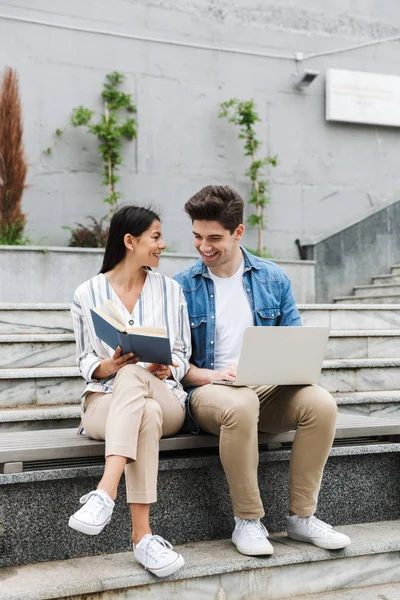 Increíble pareja amorosa gente de negocios colegas al aire libre al aire libre en los pasos utilizando el ordenador portátil libro de lectura . — Foto de Stock