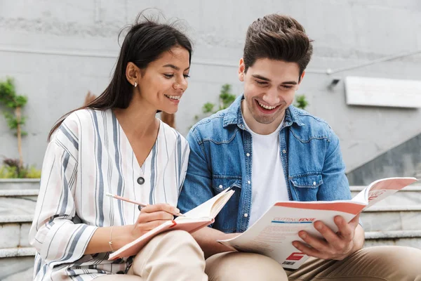 Incroyable couple aimant étudiants collègues à l'extérieur sur les étapes lecture livre écriture notes étude . — Photo