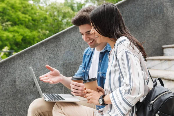 Niesamowite kochający para biznes ludzie koledzy na zewnątrz na zewnątrz na kroki przy pomocy laptop rachmistrz picie kawy. — Zdjęcie stockowe