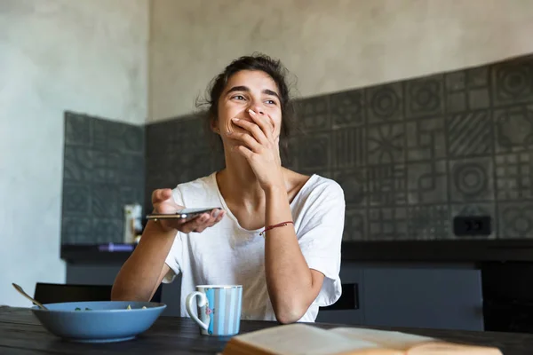 健康的な朝食を持つ魅力的な若い女性 — ストック写真