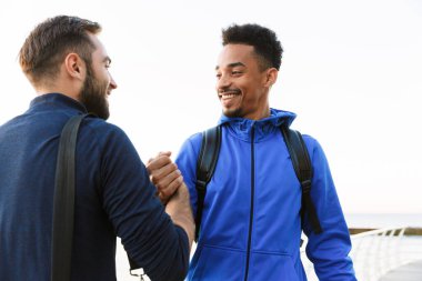 İki çekici genç sağlıklı sporcular açık havada