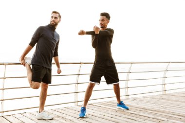 İki çekici genç sağlıklı sporcular açık havada