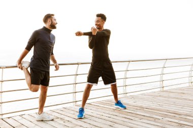 İki çekici genç sağlıklı sporcular açık havada