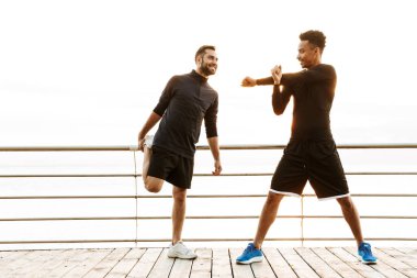 İki çekici genç sağlıklı sporcular açık havada
