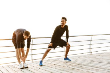 İki çekici genç sağlıklı sporcular açık havada