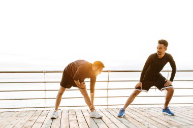 İki çekici genç sağlıklı sporcular açık havada