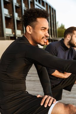 İki çekici genç sağlıklı sporcular açık havada