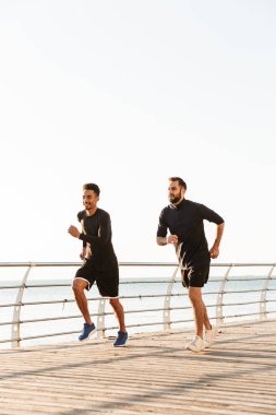 İki çekici genç sağlıklı sporcular açık havada