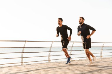İki çekici genç sağlıklı sporcular açık havada