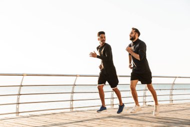 İki çekici genç sağlıklı sporcular açık havada