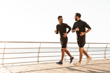 İki çekici genç sağlıklı sporcular açık havada