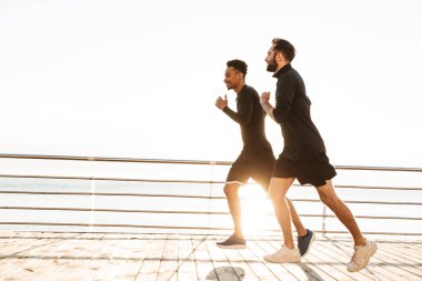İki çekici genç sağlıklı sporcular açık havada
