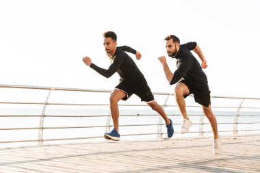 İki çekici genç sağlıklı sporcular açık havada