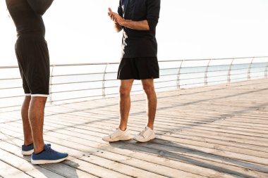 İki çekici genç sağlıklı sporcular açık havada