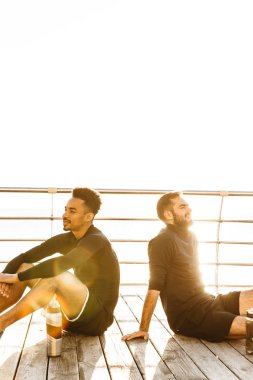 İki çekici genç sağlıklı sporcular açık havada