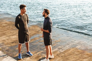 İki çekici genç sağlıklı sporcular açık havada