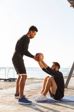 İki çekici genç sağlıklı sporcular açık havada