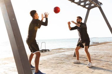 İki çekici genç sağlıklı sporcular açık havada