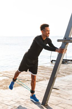 Kendine güvenen afro Amerikan sporcu açık havada egzersiz