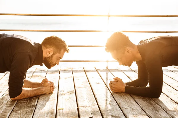 Due attraenti giovani sportivi sani all'aperto — Foto Stock