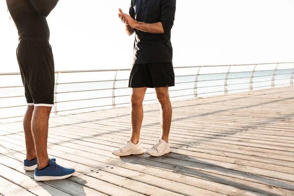 İki çekici genç sağlıklı sporcular açık havada