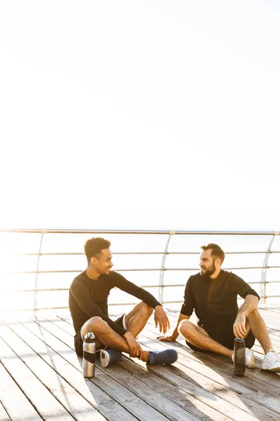 Dois jovens desportistas saudáveis atraentes ao ar livre — Fotografia de Stock