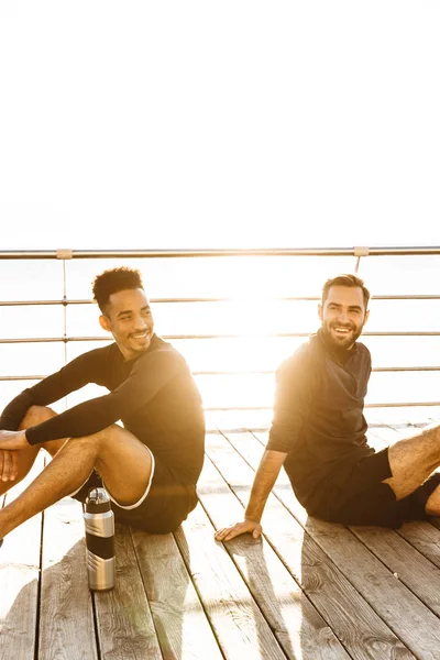 Dois jovens desportistas saudáveis atraentes ao ar livre — Fotografia de Stock