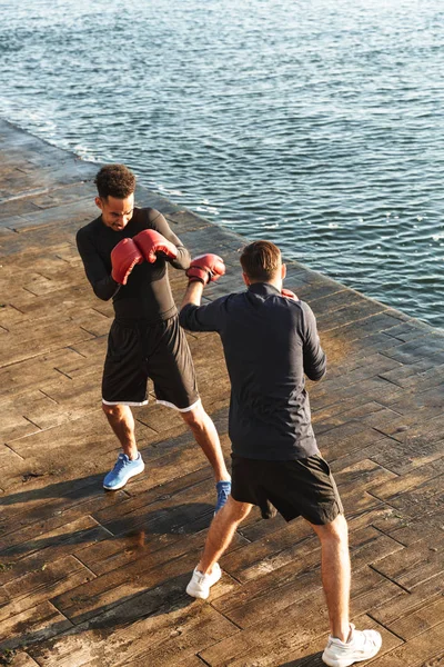 Dos jóvenes deportistas sanos atractivos al aire libre — Foto de Stock