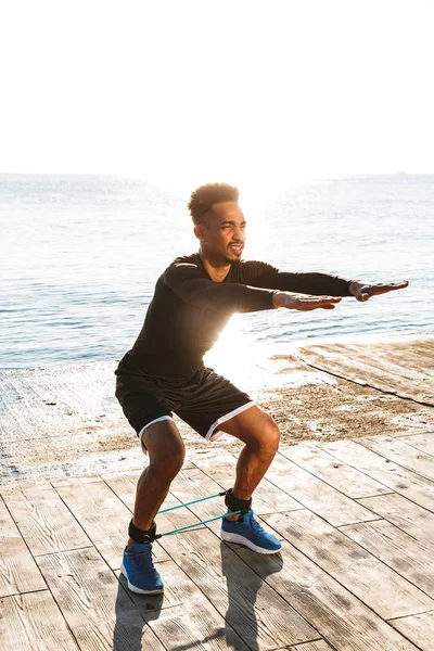 屋外で運動する自信のあるアフロアメリカンスポーツマン — ストック写真