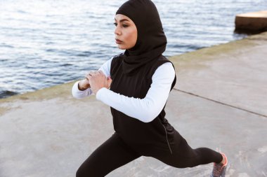 Açık havada başörtüsü takan çekici Müslüman sporcu