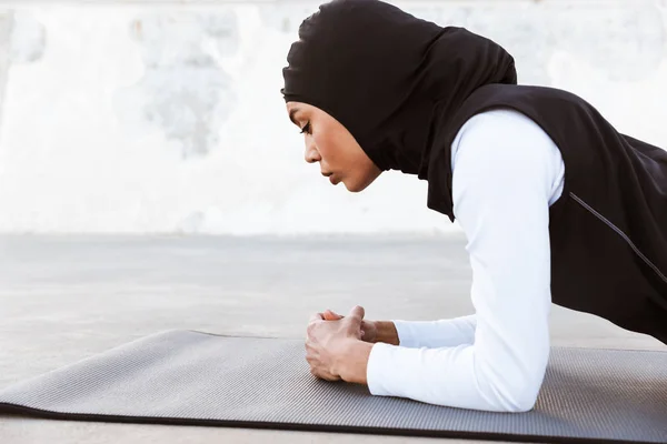 Atractiva deportista musulmana que usa hijab al aire libre — Foto de Stock