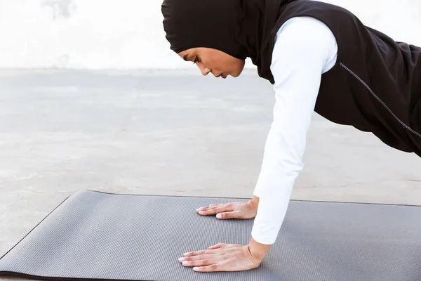 Atrakcyjny muzułmański Sportsmen noszenie hidżab na dworze — Zdjęcie stockowe