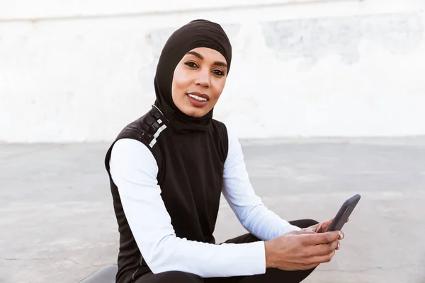 Atrakcyjny muzułmański Sportsmen noszenie hidżab na dworze — Zdjęcie stockowe