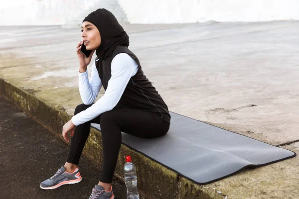 Atractiva deportista musulmana que usa hijab al aire libre — Foto de Stock