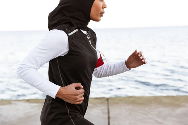 Atractiva deportista musulmana que usa hijab al aire libre — Foto de Stock