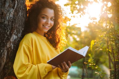 Güzel genç neşeli kız iyi vakit geçirmek