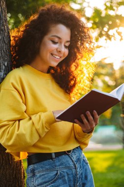 Güzel genç neşeli kız iyi vakit geçirmek