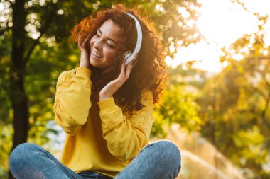 Güzel genç neşeli kız iyi vakit geçirmek