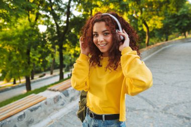 Güzel genç neşeli kız iyi vakit geçirmek