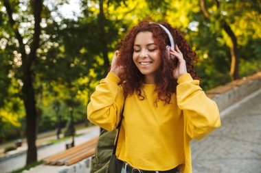 Güzel genç neşeli kız iyi vakit geçirmek