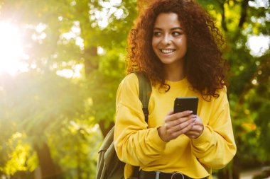 Güzel genç neşeli kız iyi vakit geçirmek