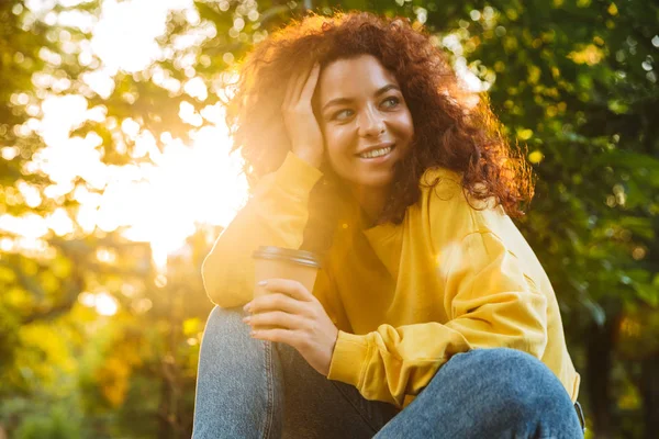 Schöne junge fröhliche Mädchen verbringen gute Zeit — Stockfoto