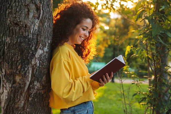 Schöne junge fröhliche Mädchen verbringen gute Zeit — Stockfoto