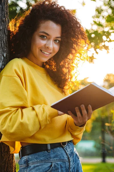 Beautiful young cheerful girl spending good time — Stock Photo, Image