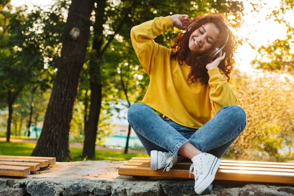 Bela jovem alegre menina passando bom tempo — Fotografia de Stock