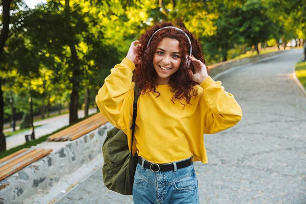 Hermosa joven alegre chica pasar un buen tiempo —  Fotos de Stock