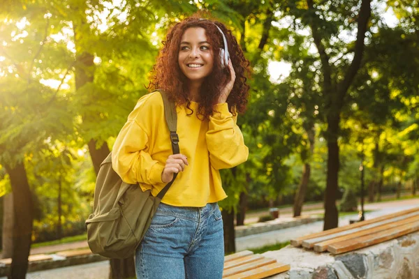 Beautiful young cheerful girl spending good time — Stock Photo, Image